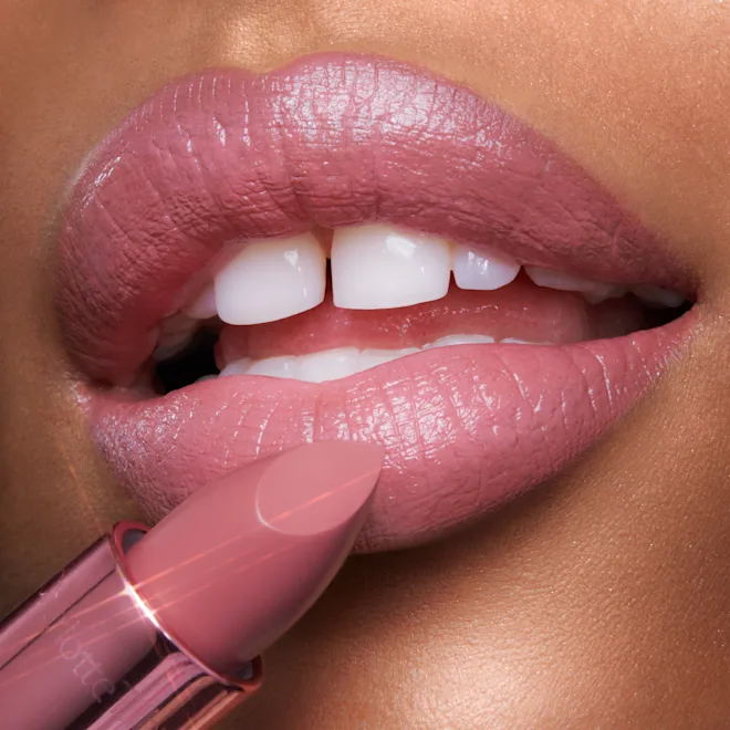 БЕСТСЕЛЕР Зволожувальна сатинова помада Charlotte Tilbury K.I.S.S.I.N.G CANDY CHIC A Candy Pink Lipstick in My Moisturising Formula with a Soft Satin Shine Finish, Encased in a Pink Tube!